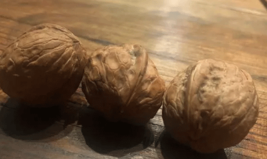 睡不着的人，平时多吃三种食物改善失眠