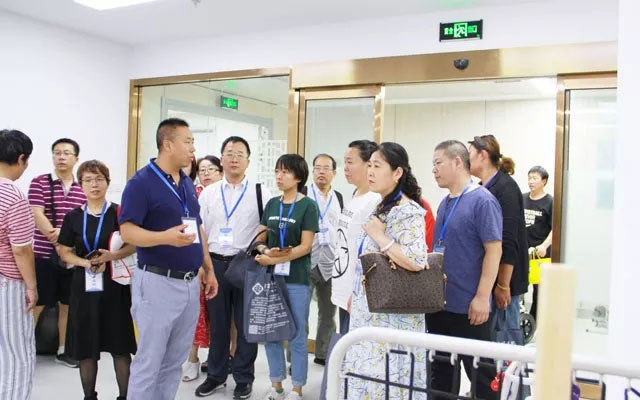 参会代表参观医院三楼骨伤科