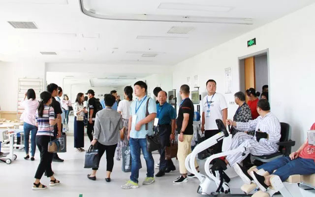 参会代表参观医院三楼康复科