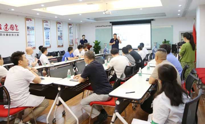 空军总医院原专家刘益善对我院骨伤科医师传授正骨手法技术