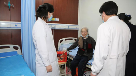 爱满新春，我院领导慰问广大住院患者