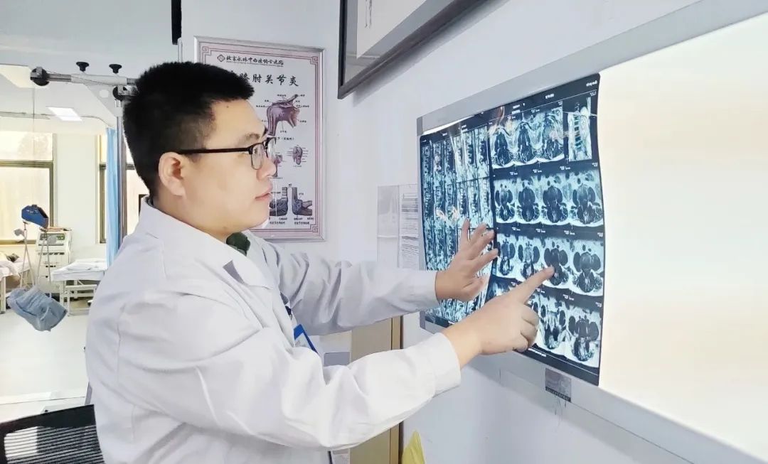他用医者仁心和精湛医术赢得患者赞誉