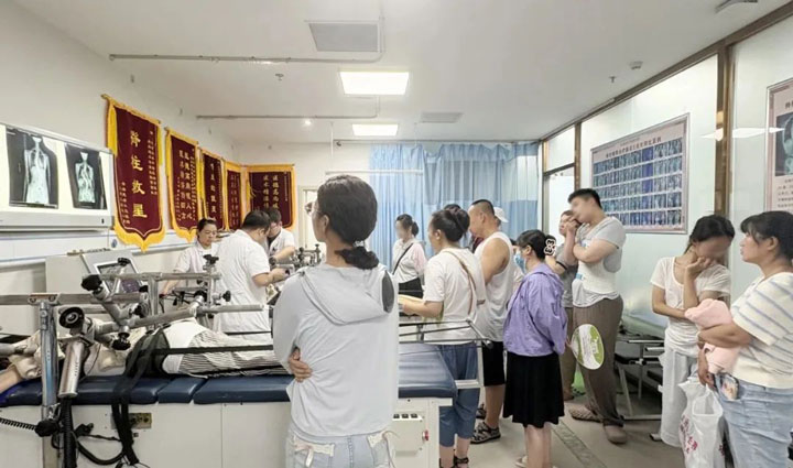 永林脊柱侧弯门诊迎来暑期就诊高峰，专家支招解难题！
